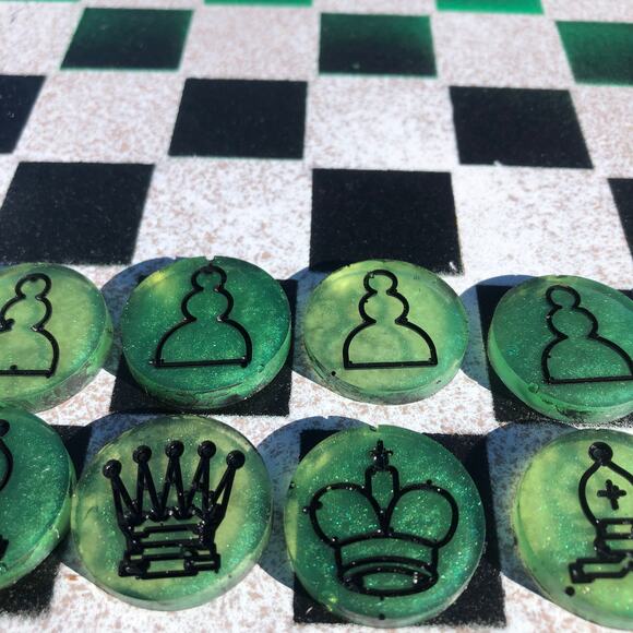 Chess Set - Green Black & White - Picture 2 of 10